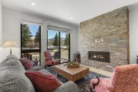 Mountain Views and Spacious Deck - Charming Escape