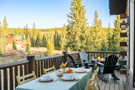 Charming Custom Craftsman Chalet with Hot Tub - Tranquil Escape Отели рядом с достопримечательностью «Fairplay Beach»