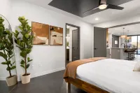 Modern 2 Bed in the Heart of Downtown Bloomington Các khách sạn gần Center for Natural Science