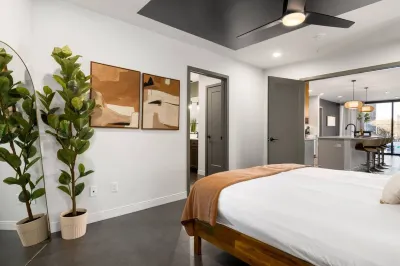 Modern 2 Bed in the Heart of Downtown Bloomington Hotels near Walmart Supercenter