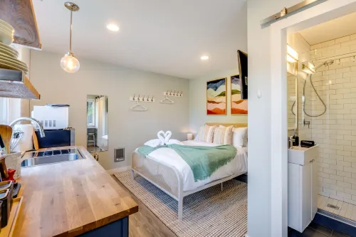 Private Entrance and Kitchenette Amenities - Charming Cozy Retreat Hotels in Indianola