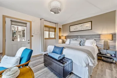 Charming coastal home with water views, large covered deck Hôtels à proximité de : Event Center on the Beach