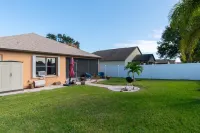 Spacious Open Floor Plan and Screened Patio Retreat - Charming Oasis