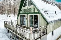 Secluded getaway on 2.5 acres with private patio, WiFi, & quiet location Hotels in Warren