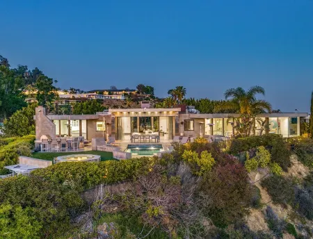 Spectacular Retreat - Modern Muse with Stunning Views Отели в г. Беверли-Хиллз