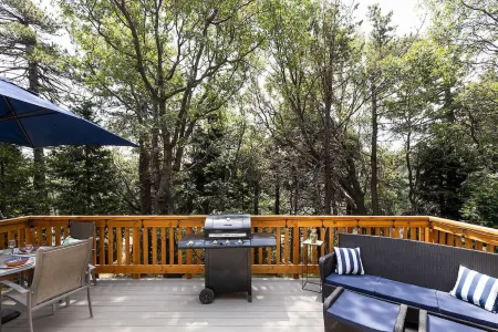 Immersive Nature Experience and Tranquil Escape - Cozy Sanctuary Отели рядом с достопримечательностью «Church of the Woods»