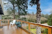 Woodsy retreat near the beach with WiFi, washer/dryer & gas fireplace Hotels in Oceanside
