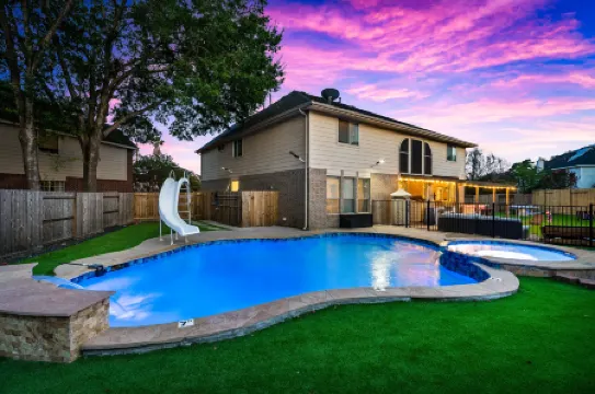 Indoor Theatre and Artificial Turf Oasis - Stylish Retreat