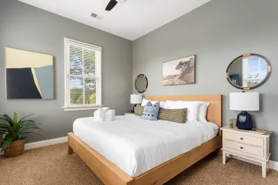 Cozy Atmosphere, Spacious Living and Outdoor Porch - Charming Haven Hoteles en North Charleston