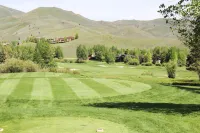 Lovely Studio Remodeled in 2020 with Shared Pool, Hot Tub & Lift Access Hotels in Ketchum