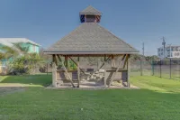 Completely Remodeled Beachside Studio with Pool - Snowbirds Welcome 인렛 비치 호텔