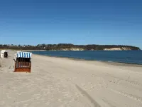 Süße Ferienwohnung in Mönchgut mit Direktem Strandzugang