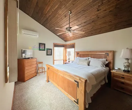 Charming Lodge with Outdoor Deck and Fireplace - Serene Woodland Escape Отели в г. Глен Арбор Тауншип