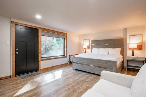 Lakeside View and Full Kitchen - Serene Executive Haven Hotels in Garrett County
