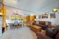 Charming condo with a private sunroom, kitchen, & hot tub - walk to lift Hotels in Copper Mountain