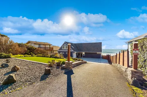 Oceanfront home with incredible Pacific view, private hot tub, deck grill & W/D Hotels in Seal Rock