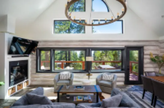 Stunning Lake View and Cozy Deck - Idyllic Mountain Retreat