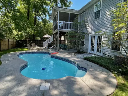 Tranquil Oasis with Swimming Pool - Elegant Family Retreat Отели рядом с достопримечательностью «Middleton Place Equestrian Center»