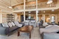 Hot Tub, Game Room and Scenic Views - Gorgeous Mountain Retreat