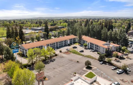 La Quinta Inn by Wyndham Stockton Отели рядом с достопримечательностью «In Season»