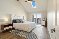 Spacious Balcony and Fire Pits - Stunning Lodge Retreat