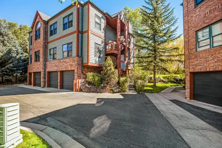 Beautiful, waterfront condo w/ an updated interior and a gas fireplace Отели в г. Басолт