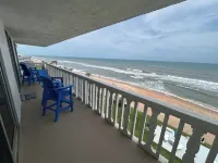 Charming 2-bedroom condo in wonderful Ormond Beach with pool, WiFi, Smart TVs