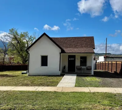 Kit Carson Bungalow: AC/Heat + Pets Free! Hotels near Most Holy Trinity Catholic Church
