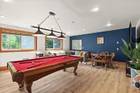Creekside Cabin @ Mt. Rainier with Hot Tub and Game Room