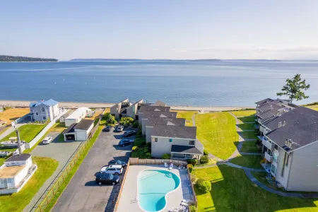 Charming Condo with Private Deck and Heated Pool - Serene Island Retreat Отели рядом с достопримечательностью «Парк округа Дабл Блафф»