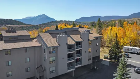 Breathtaking Mountain Views and Cozy Fireplace - Charming Ski Retreat Отели в г. Уайлдернест