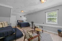 Renovated Alexandria NH jacuzzi house~firepit! gameroom! dog friendly! fenced