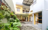 RedDoorz @ Jalan Kedawung Hotels in Pandanwangi