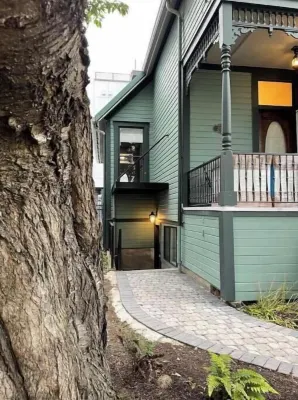 Seattle's Ballard new studio 발라드 호텔