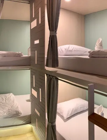 เตียงในห้องพักรวมสำหรับบุรุษและสตรีแบบ 4 เตียง