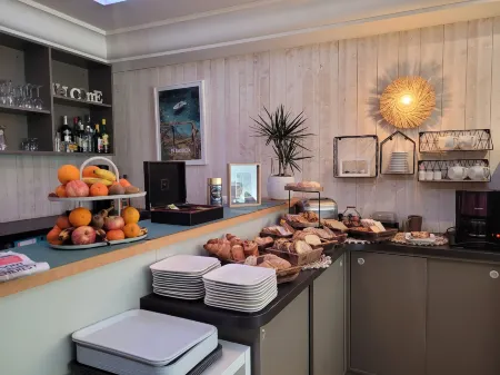 Brit Hotel des Halles Отели в г. Мелгван