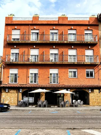 Hostal Isabel Отели в г. Бланес