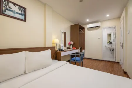 QUEEN CAFE HOTEL & PUB Отели рядом с достопримечательностью «Thang Long Water Puppet Theatre»