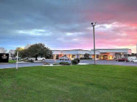 The Lux Hotel & Conference Center, Ascend Hotel Collection Hotels in Seneca County