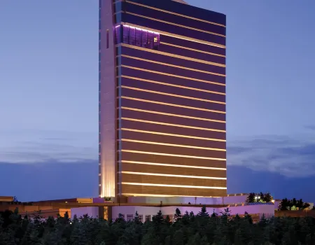 MGM Tower at Borgata Отели рядом с достопримечательностью «Hard Rock Giant Guitar»