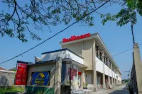 RedDoorz Near Padang Golf Adisucipto Hotel dekat Kelompok Ternak Sapi Lembu Makmur