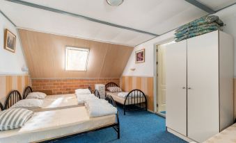Attractive Farmhouse in Giethoorn with Garden