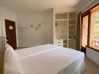 Hostal Palmaria Hotels near Cala Llombards