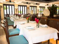 코코의 수영장을 내려다보는 인상적으로 디자인되고 장식된 3층 공간