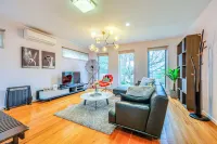 Melbourne Luxury Villa at Doncaster Hotels in Doncaster