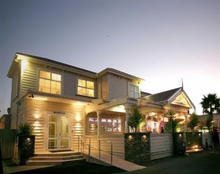 Tuakau Hotel Отели в г. Пукекохе