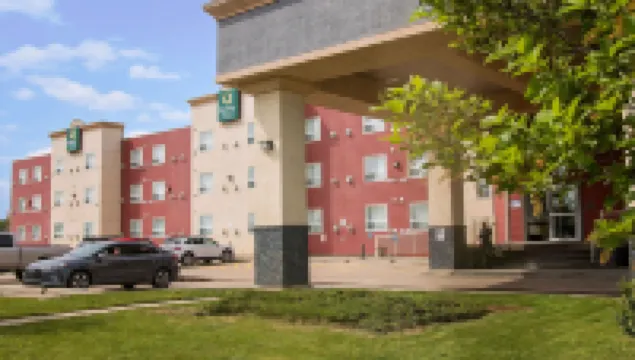 Quality Inn & Suites - ที่มีที่จอดรถ