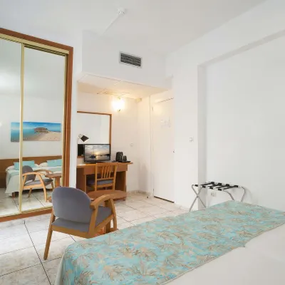 هوتل تروبيكال Hotels near شاطئ إس بويت (Es Pouet Beach)