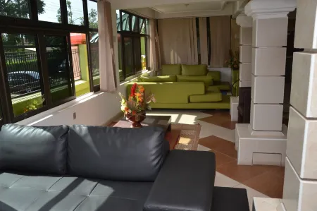 Kaysens Grande Hotel Отели рядом с достопримечательностью «Tema Cocoa Processing Company (CPC)»