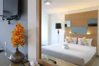 The Greenery Central Suite & Hotel Hotel dekat Tweechol Botanic Garden